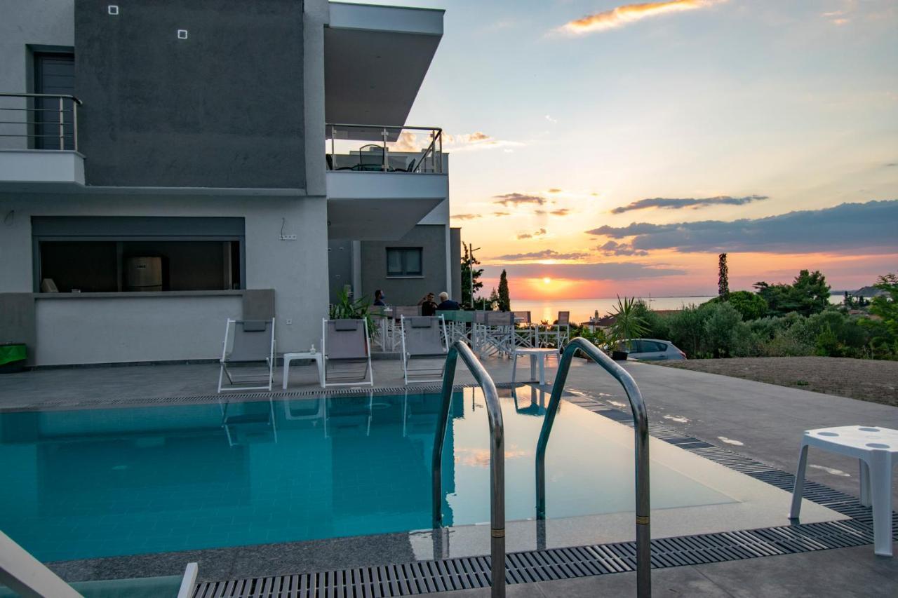 ניאה אירקליה Heraclea Luxury Suites מראה חיצוני תמונה